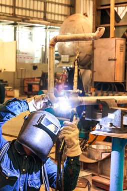 Sektörde kaynakçı kıvılcımları.