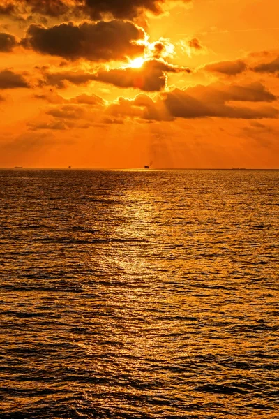风景和日落海灯反射橙色的红色 — 图库照片
