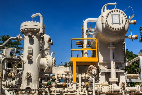 炼油厂工业用储油罐生产石油和管道 — 图库照片