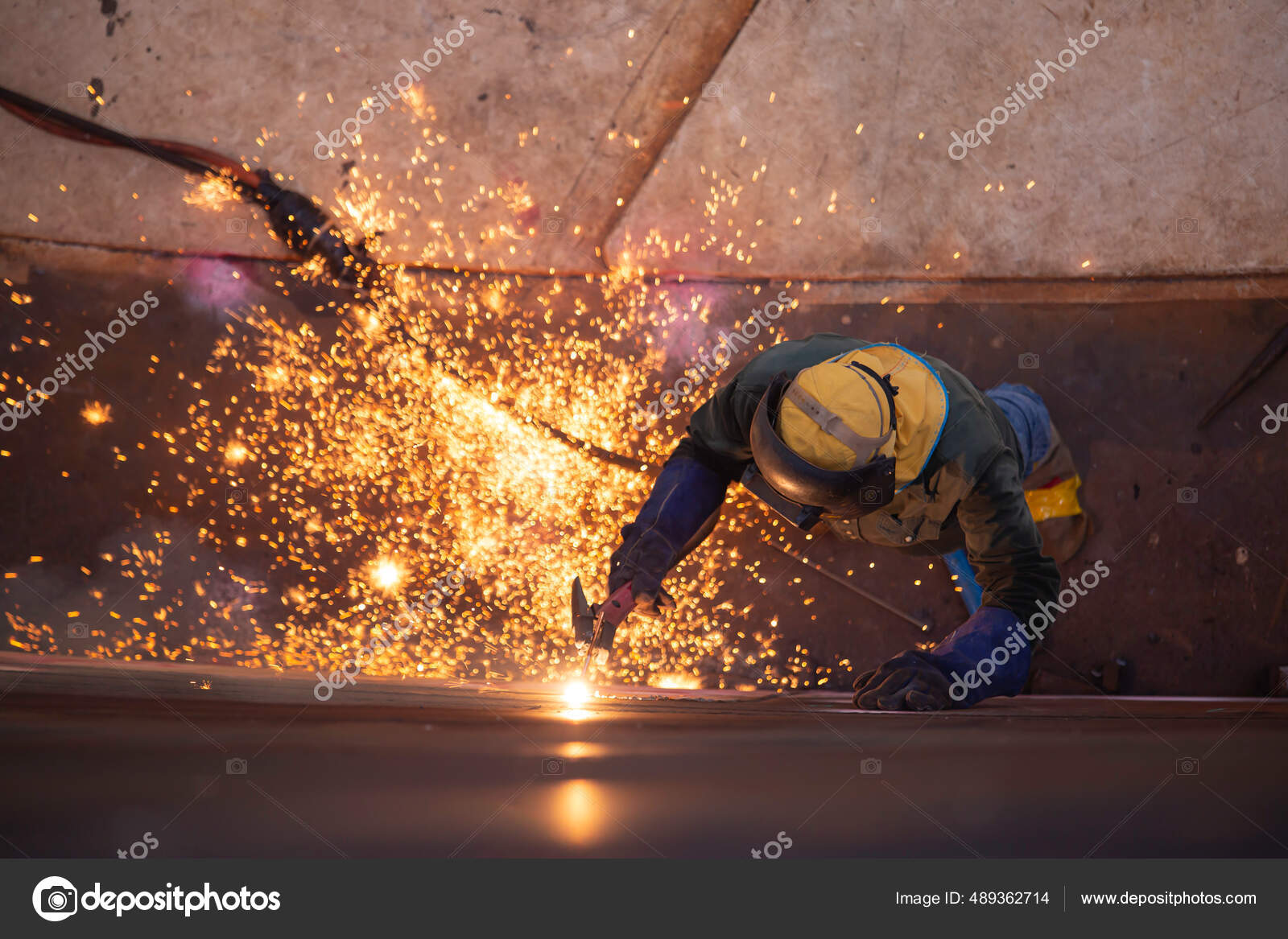 Vista Superior Gouging Soldadura Chispa Fuego Soldador Industrial Desgaste  Máscara — Foto de stock #489362714 © noomcpkstic, image size:1600x1167