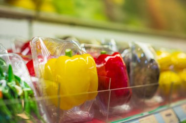 Marketteki yemeklere sebze dolma biber koyuyorlar..