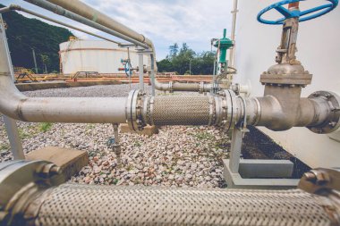 Esnek paslanmaz çelik boru valf tankı. Petrol depolama tankları arasındaki basıncı azaltmak için esnek hortumlar yerleştirildi..