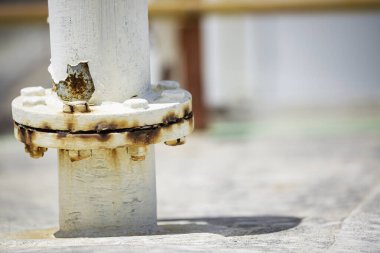 Çatı tankında paslı boya ve aşınma kanadı ve cıvata cevizi var..