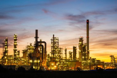 Petrol rafinerisi, fabrika ve kule sütunu petrol ve gaz endüstrisi ile bulutlu mavi gökyüzü sabah arkaplanı