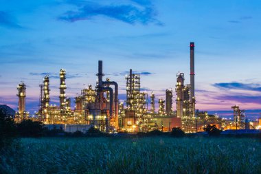 Petrol rafinerisi, fabrika ve kule sütunu petrokimya endüstrisi petrol ve gaz endüstrisi ile bulutlu mavi gökyüzü sabah