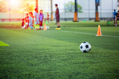 Futbol taktikleri çimen sahası üzerinde eğitim için koni ile