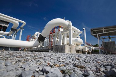 Petrol fabrikasında petrol rafinerisi Petrokimya endüstrisinde uzun borular ve boru dirseği..