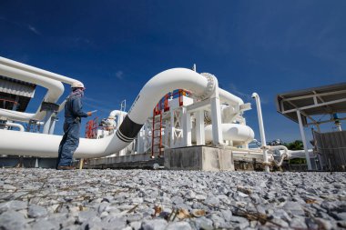 Çelik uzun borular ve boru dirseği erkek işçi teftişi istasyon yağ fabrikasında rafineri kontrol vanası sırasında boru hattı petrol ve gaz rekor sanayi