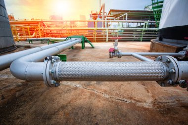 Esnek paslanmaz çelik boru valf tankı. Petrol depolama tankları arasındaki basıncı azaltmak için esnek hortumlar yerleştirildi..