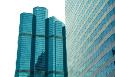 Beyaz üzerine modern cam bina gökdelenlerinin dokulu arka planına perspektif ve alt açı görünümü