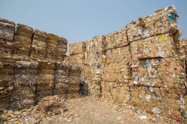 Kağıt yığını ve karton parçası geri dönüşüm endüstrisi kağıt fabrikasında