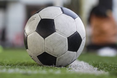 Futbol sahasında geleneksel futbol topu