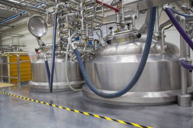 Parlak paslanmaz çelik borular, krem kozmetik endüstrisi için tanklar.