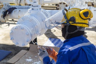 Erkek işçi borularda ve yağ vanalarında beyaza boyanmış.