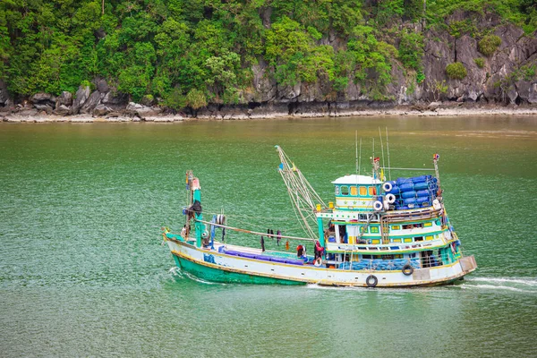 Рыбацкие Лодки Плавающие Морю Рыбаки Лодке Рыбацкая Лодка Горах — стоковое фото