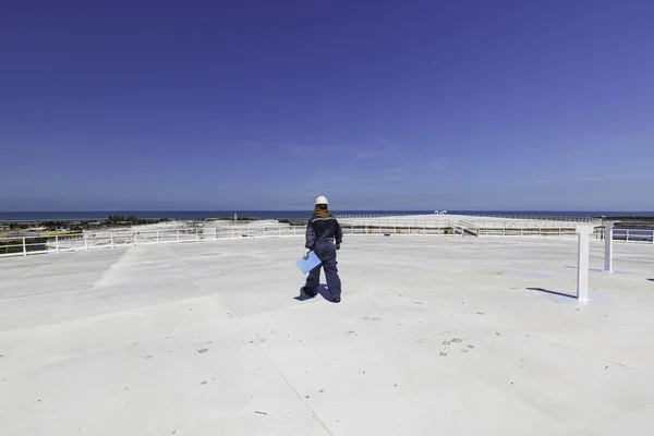 Male Worker Inspection Visual Roof Storage Tank Oil Background City — Zdjęcie stockowe