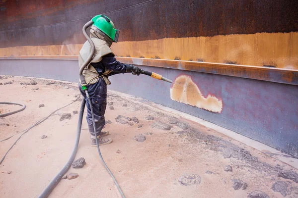 Preparación Placa Corrosión Superficie Del Trabajador Femenino Por Chorro Arena — Foto de Stock