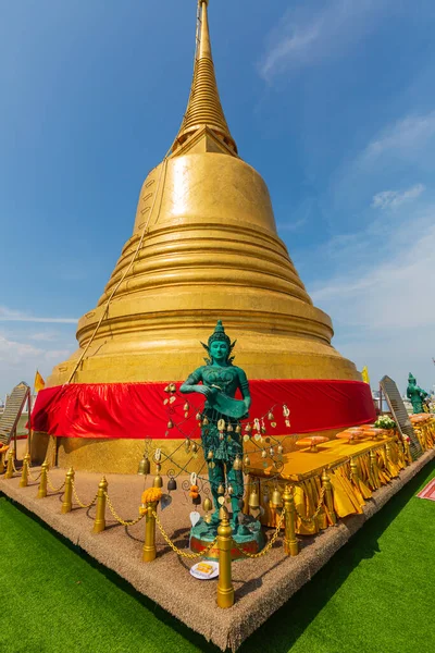 Phu Khao Thong 라불리는 사원에 Golden Stupa 꼭대기에 경치와 관광객 — 스톡 사진