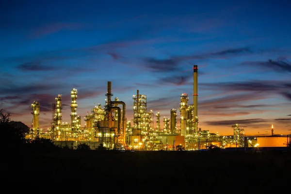 Нефтеперерабатывающий Завод Завод Башня Колонна Нефтехимии Нефтегазовой Промышленности Облачно Голубым — стоковое фото