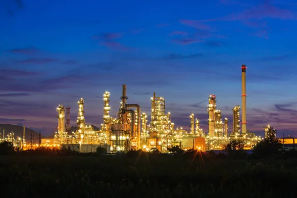 Petrolkémiai Ipar Olajfinomítói Üzemi Toronyoszlopa Olajban — Stock Fotó