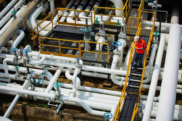 Von Oben Männliche Arbeiter Inspektion Ventil Der Sichtkontrolle Rekord Pipeline — Stockfoto