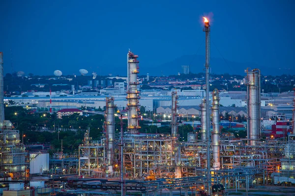 石油精製所と工場と雲の赤い空と産業の石油化学産業の塔列は 夕方の日没 — ストック写真