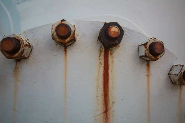 페인트 손상시키고 부식을 일으키는 플랜지 송유관의 배수구 공장에서 — 스톡 사진