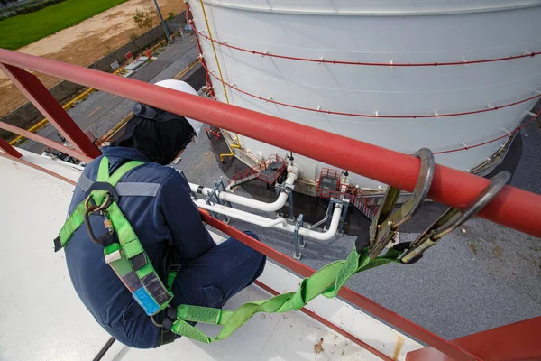 Lavoratore Sesso Maschile Che Indossa Sicurezza Prima Imbracatura Sicurezza Solitario — Foto Stock