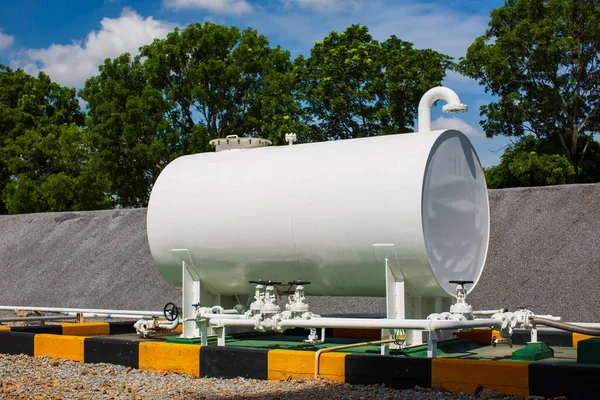 Tanque Almacenamiento Blanco Uno Aceite Combustible Los Tanques Horizontales Tubería —  Fotos de Stock