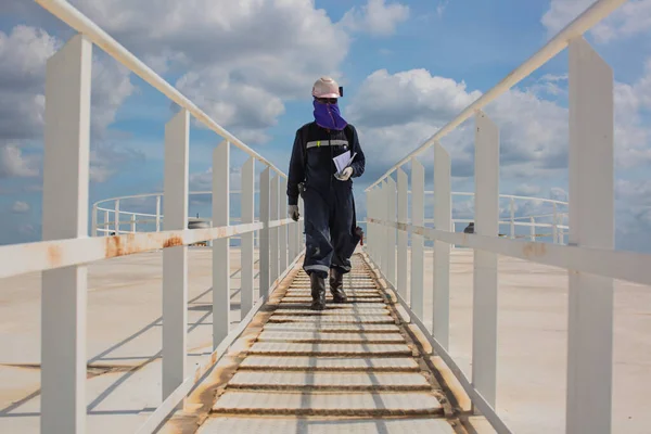 Man Promenader Uppför Trappan Inspektion Visuell Rekord Trappor Tanken Tak — Stockfoto