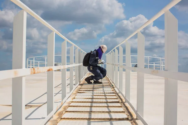 Man Promenader Uppför Trappan Inspektion Visuell Rekord Trappor Tanken Tak — Stockfoto