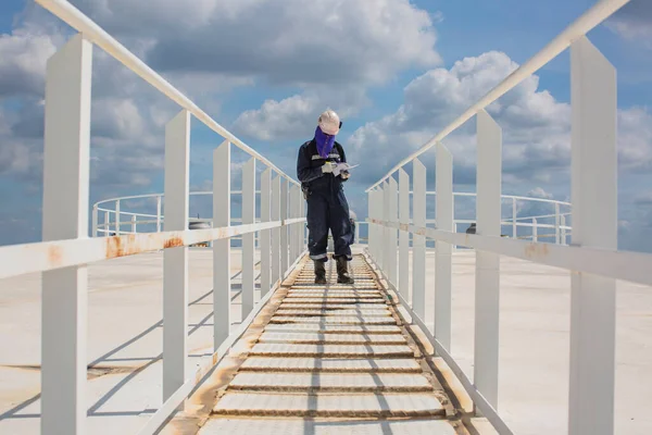 Man Promenader Uppför Trappan Inspektion Visuell Rekord Trappor Tanken Tak — Stockfoto