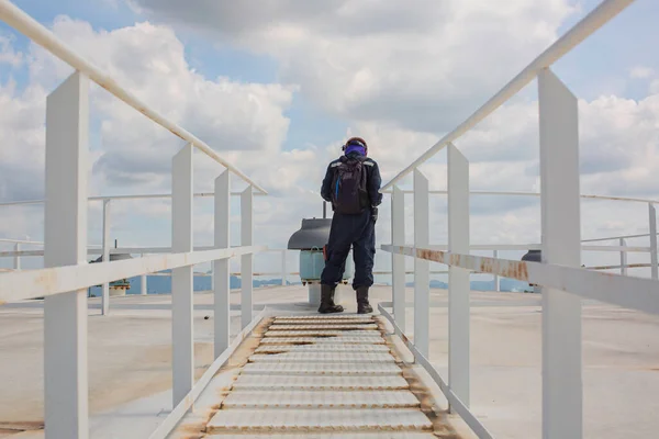階段の上を歩く男タンクの屋根の上に視覚記録の階段白いトップ青い空 — ストック写真