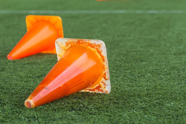 Táticas Bola Futebol Campo Grama Com Cone Para Treinamento — Fotografia de Stock