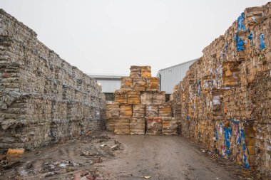 Kağıt yığını ve karton parçası geri dönüşüm endüstrisi kağıt fabrikasında