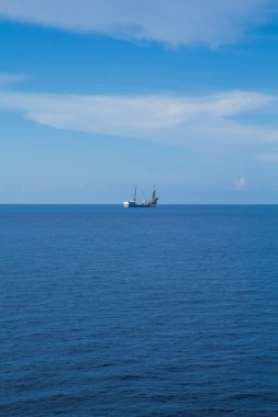 mavi gökyüzü arka planında deniz