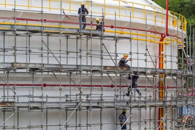 Chon Buri Tayland - 16 Temmuz 2017: İnşaat işçileri depolama tankı kuruyor.