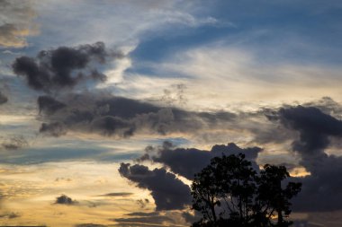 Güzel ve renkli gün batımı. turuncu renk.