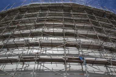 Depolama tankı petrol inşaatı için iskelenin manzarası