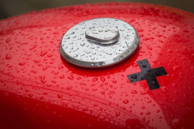 Yağmurdan sonra yakıt deposu motosikleti