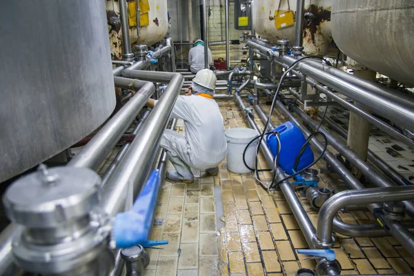 Masculino Dois Trabalham Processo Tubulação Leite Fabricação Com Tanque Inoxidável — Fotografia de Stock