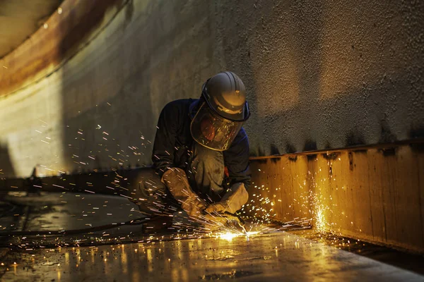 Maschio Lavoratore Metallo Taglio Scintilla Sulla Piastra Acciaio Fondo Serbatoio — Foto Stock