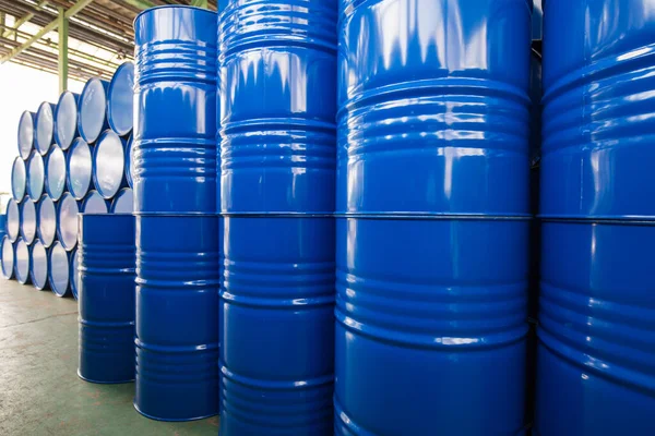 石油桶 蓝色或化学桶 横向和纵向堆放 — 图库照片