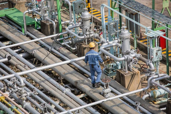 Männliche Arbeiter Inspizieren Visuelle Pipeline Und Gas — Stockfoto