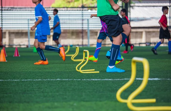 Tactiques Ballon Football Sur Gazon Avec Cône Barrière Pour Entraînement — Photo