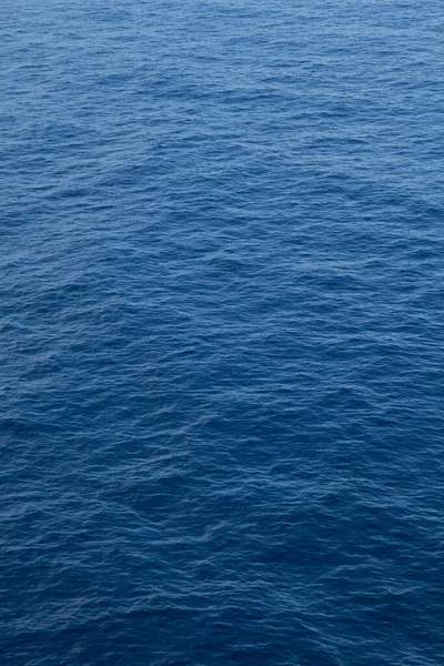 Mar Sobre Fondo Azul Del Cielo — Foto de Stock