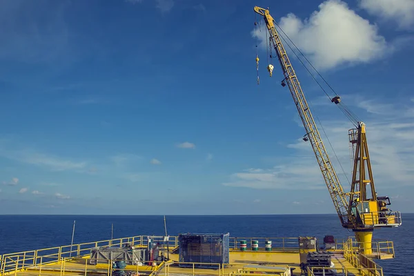 Kraanvogel Tillen Offshore Industriële Olie Gas Zee Blauwe Lucht — Stockfoto