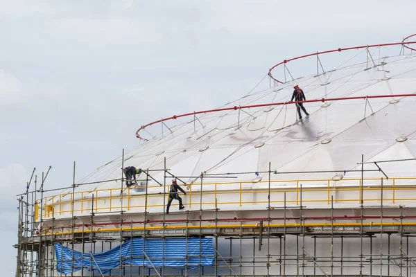 Trabalhadores Construção Civil Instalando Tanque Armazenamento Andaimes — Fotografia de Stock