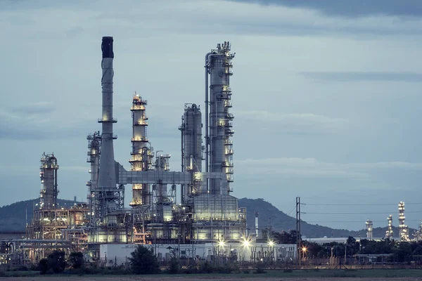 Refinaria Petróleo Crepúsculo Com Fundo Céu — Fotografia de Stock