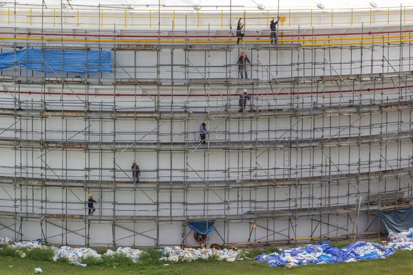 Trabalhadores Construção Civil Instalando Tanque Armazenamento Andaimes — Fotografia de Stock